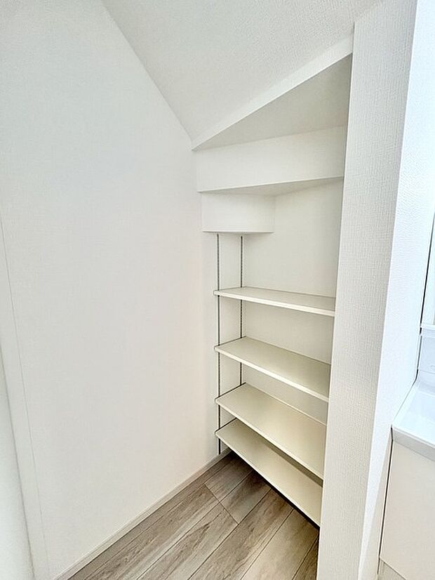 機能的な棚が、すっきりと整頓された空間を演出します。