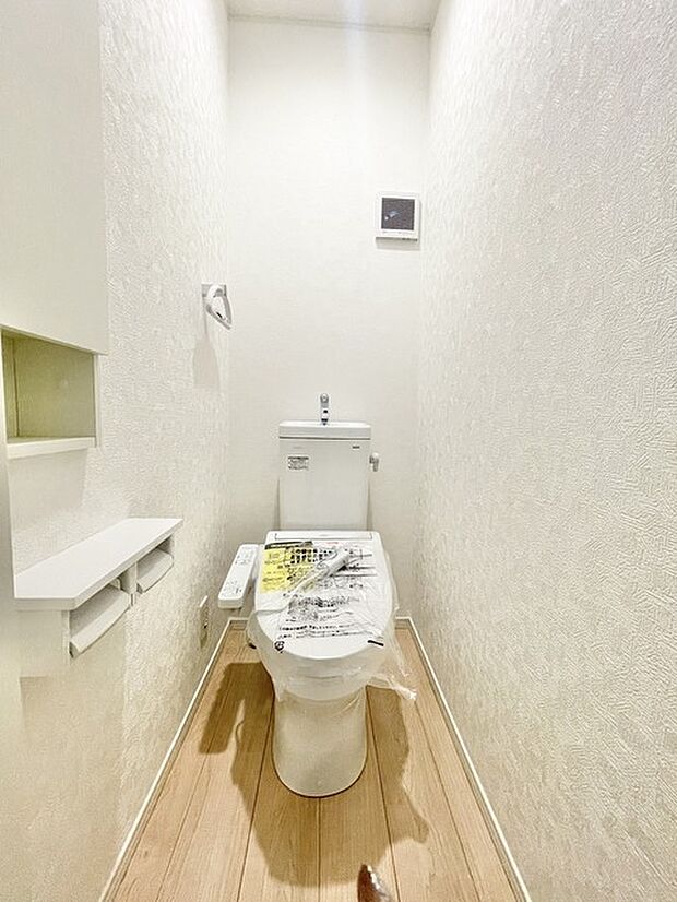 もちろんウォシュレット機能付き。憩いの場としてひそかに注目度の高いお手洗いにもご注目ください。 