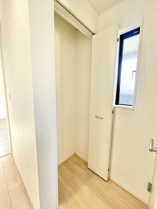 廊下や玄関の共用部には、こんな収納があるととっても便利です。 