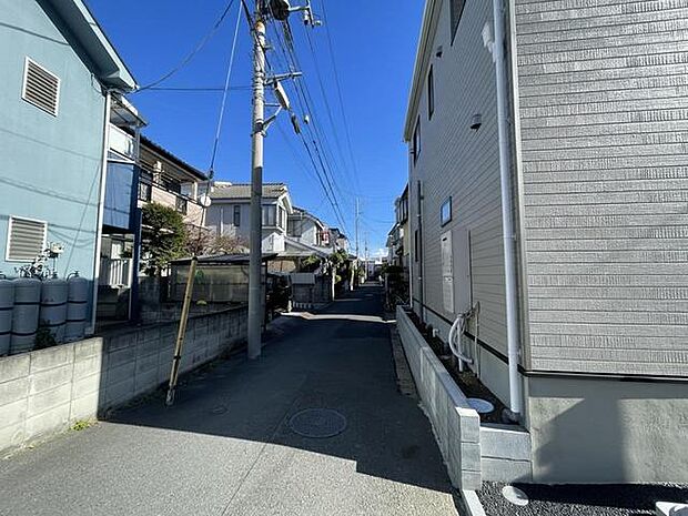 幅員こそやや狭くても、その分交通量が少なくて安心。 