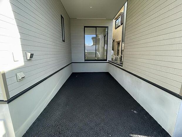 ビルトインガレージで1台分確保。現地で車幅と共にご確認ください。 