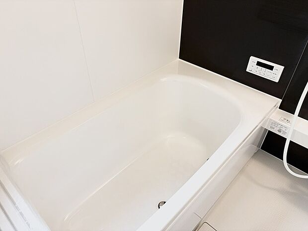 モノトーンのコントラストが洗練された印象を与え、心身を落ち着かせる静かな休息のひとときを演出します。