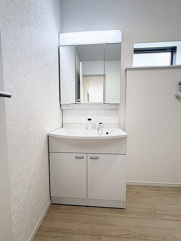 清潔感のあるホワイトで統一された、無駄のないすっきりとした空間が日々の身支度を心地よく整えてくれます。