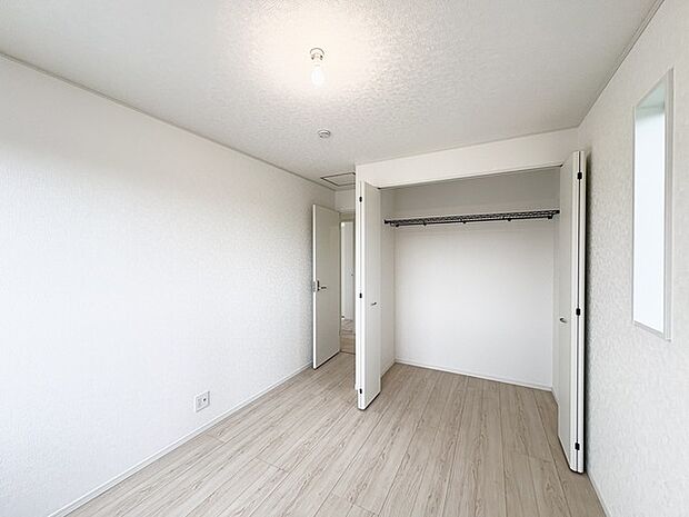 余計な装飾を削ぎ落としたシンプルな空間は、住まう人の個性を自由に映し出してくれる心地よい余白を備えています。