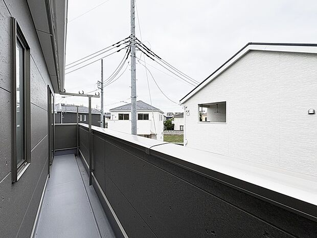 周囲の静かな空気が心地よく漂い、日々の暮らしに落ち着いたひとときをもたらすプライベートな空間です。