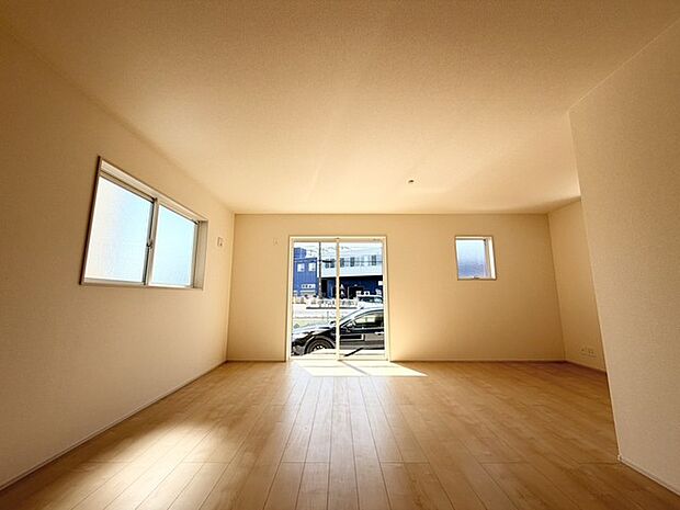 広々とした空間に、柔らかな自然光が心地よい風を運ぶ。