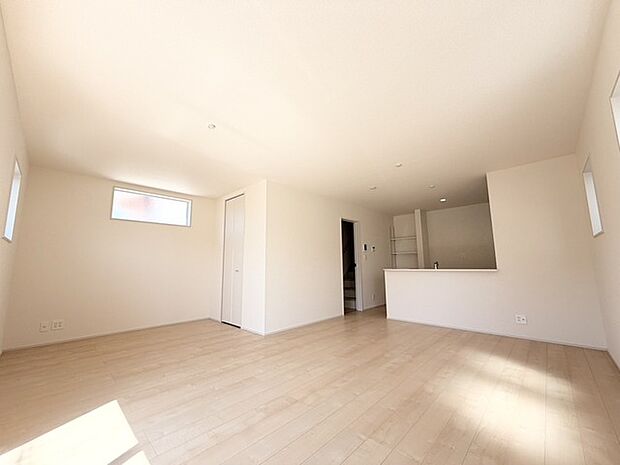 穏やかな光が、広々とした空間に心地よく広がります。