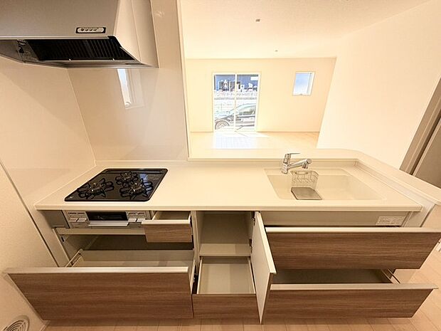 機能的で、すっきりと整頓された印象のキッチン空間。