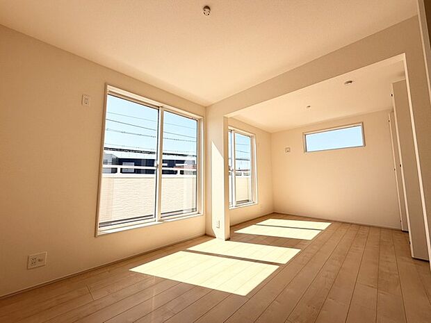 暖かな光が心地よく広がる、開放感あふれる空間