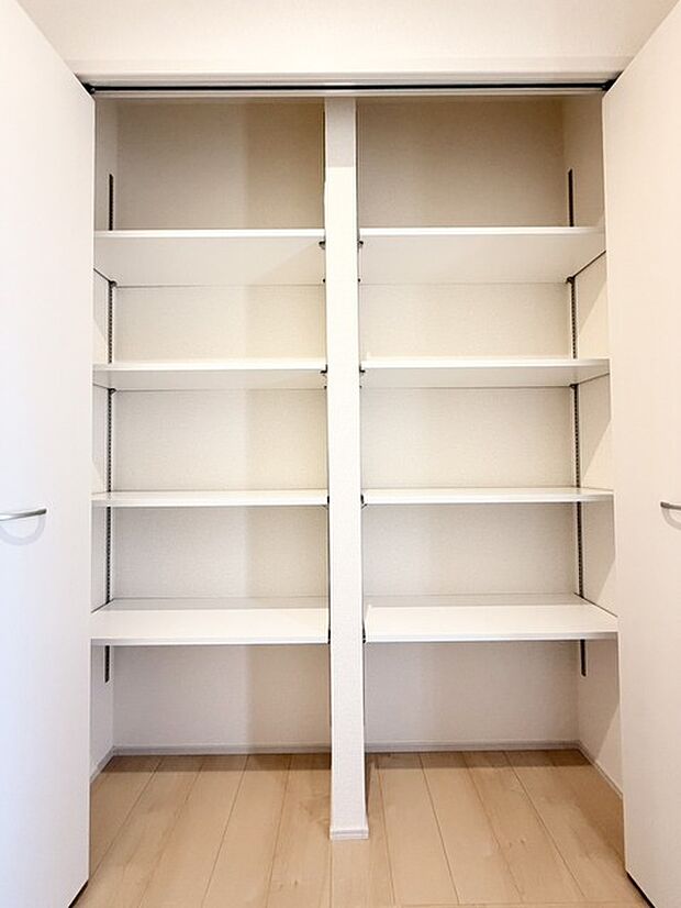 整然とした棚が、暮らしにゆとりと秩序をもたらします