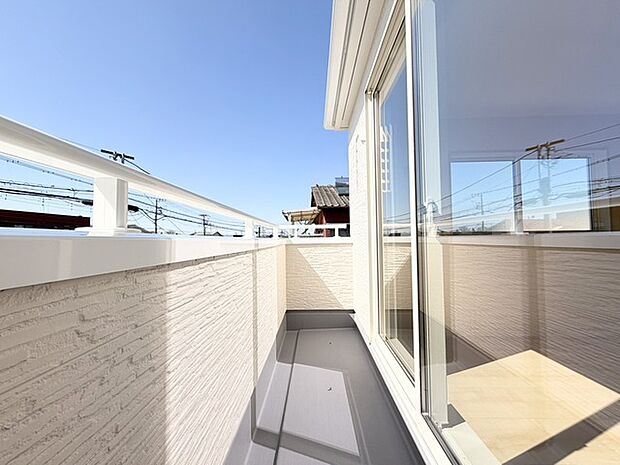 広がる空と、澄んだ空気に心地よく包まれる静かな空間。