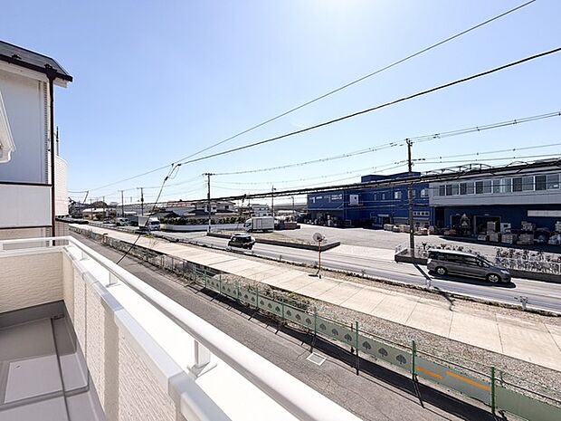澄み渡る空の下、開けた視界が心地よい広がりを感じさせます。