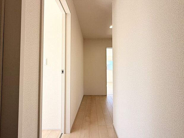 温かみのある木目調の廊下が、穏やかな空間を演出します