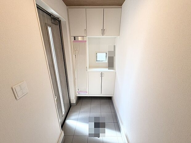 広がりを感じる白を基調とした、すっきりと整えられた空間。