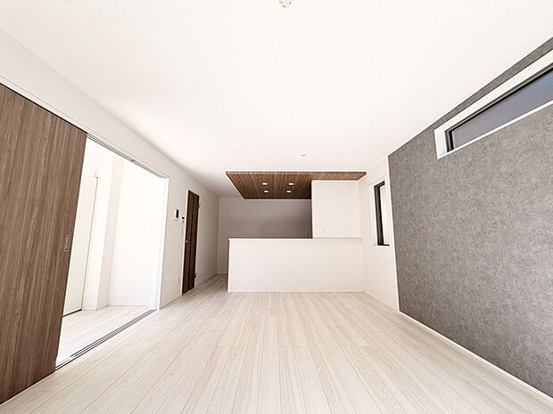 木の温もりと洗練された空間が調和する、心地よい暮らしがここにあります。