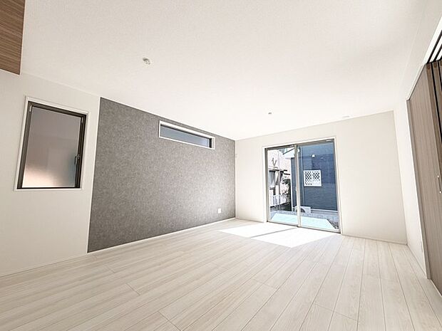 広々とした空間に、柔らかな光が満ちる穏やかなひととき