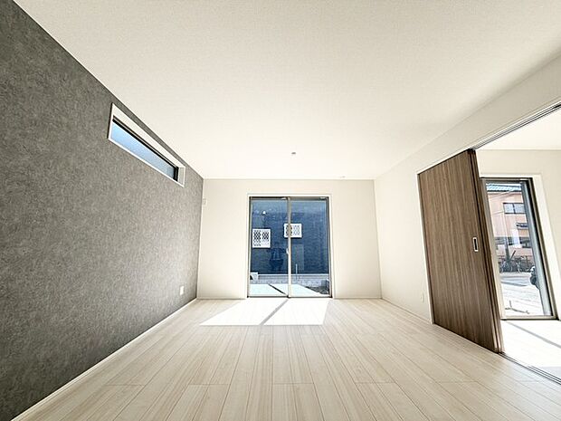 広がりを感じる空間に、柔らかな光が心地よい。