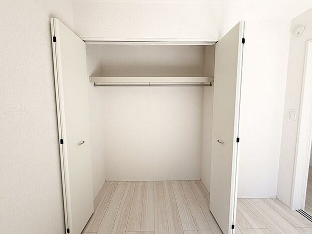 空間の広がりを感じさせる、すっきりとした収納スペース。