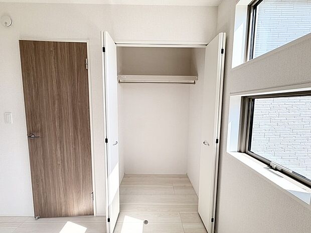 木目調のドアと清潔感のある空間がお出迎え