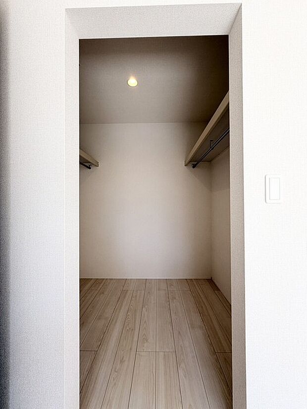 温もりを感じさせる木目調の床と、心地よい光が広がる空間。