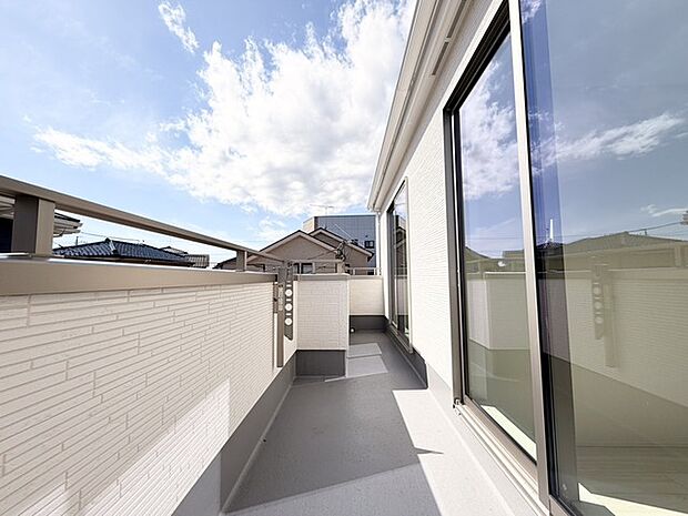 広がる青空を映し出す、爽やかな開放感のあるバルコニー