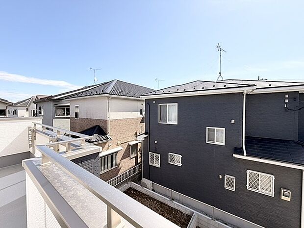 青空の下、穏やかな暮らしが広がる街並み