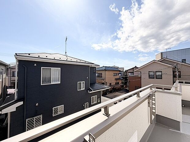 空に広がる青と雲が、穏やかな日常を彩ります