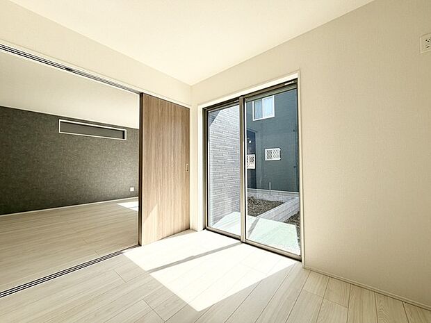 広がる空間に心地よい光が満ちる、洗練された住まい