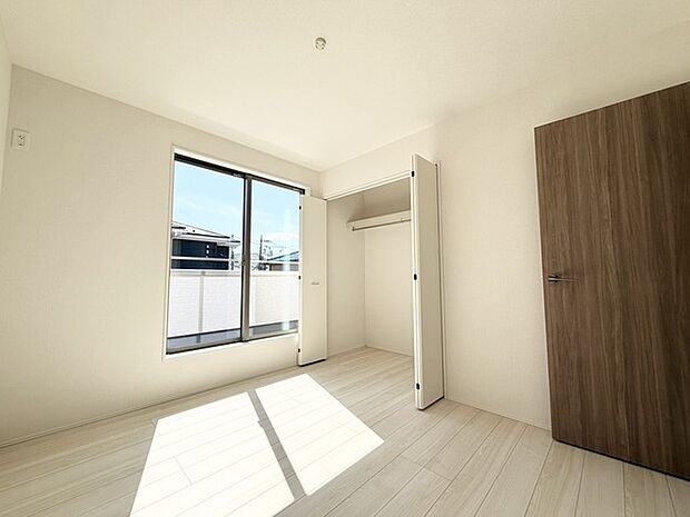 広々とした空間に、心地よい光が満ちる穏やかなひととき。