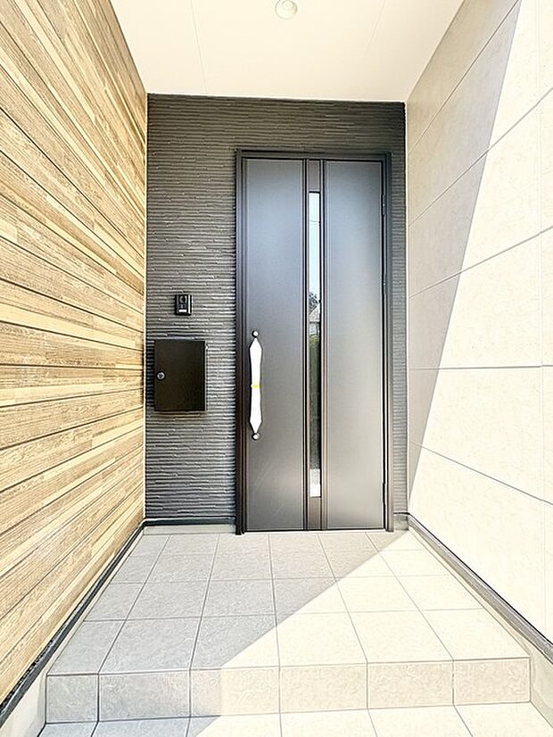 洗練された素材感が、落ち着いた佇まいを演出するエントランス。