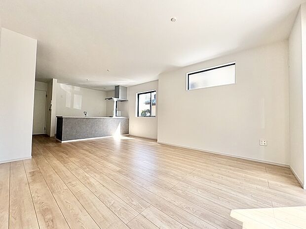 温もりを感じる木目調の床が、心地よい空間を演出します