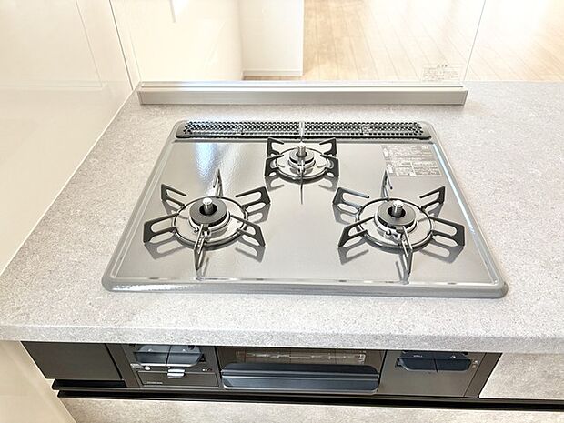 調理空間がすっきりと整理され、穏やかな時間が流れます