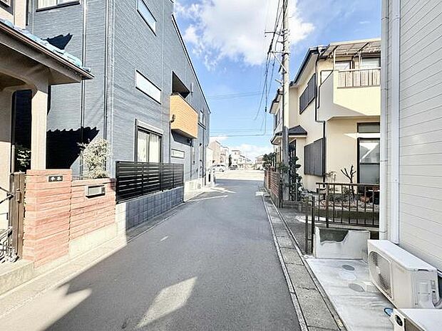 静かな住宅街に溶け込む、穏やかな日常を彩る住まい