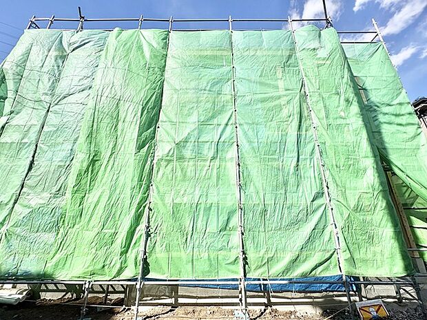 澄み渡る空の下、緑に包まれた穏やかな空間