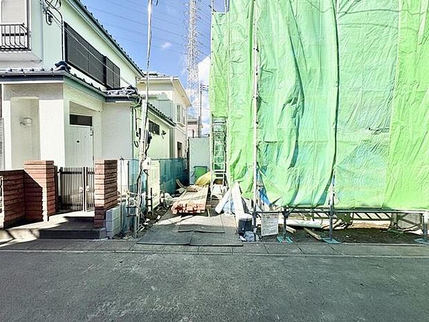 緑のシートに包まれた、未来への期待が膨らむ現場