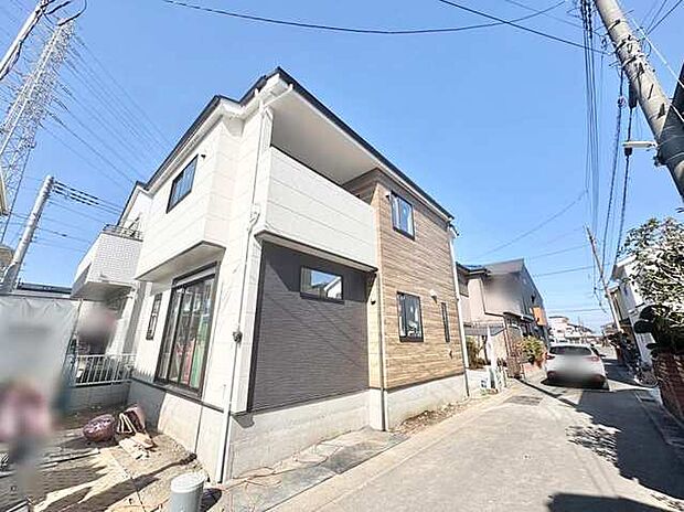 心地よい空と、温もりを感じさせる外壁のコントラストが魅力的な住まい