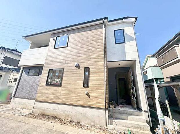 素材感あふれる外観、洗練された佇まいが魅力の住まい