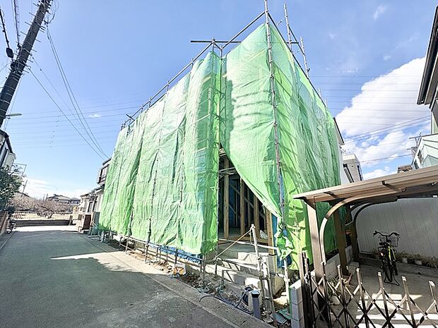 新たな空間が、澄み渡る青空の下、着々と姿を現していきます。