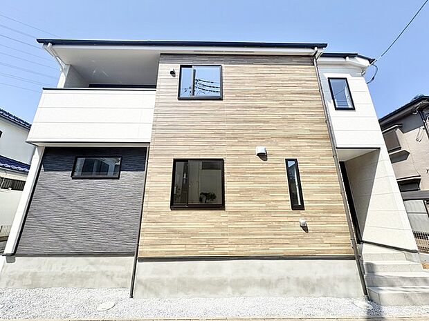 洗練されたデザインと、柔らかな木目調の外観が調和する住まい。