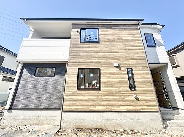 温かみのある素材が、住まいの佇まいに表情を与えています。