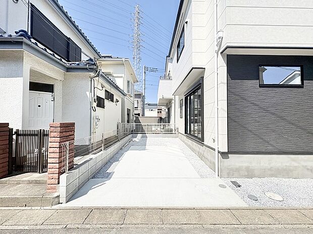 澄み渡る空の下、整然とした住まいが心地よい空間を演出。