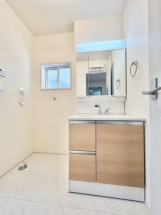 温かみある木目調の洗面空間、心地よいひとときを。