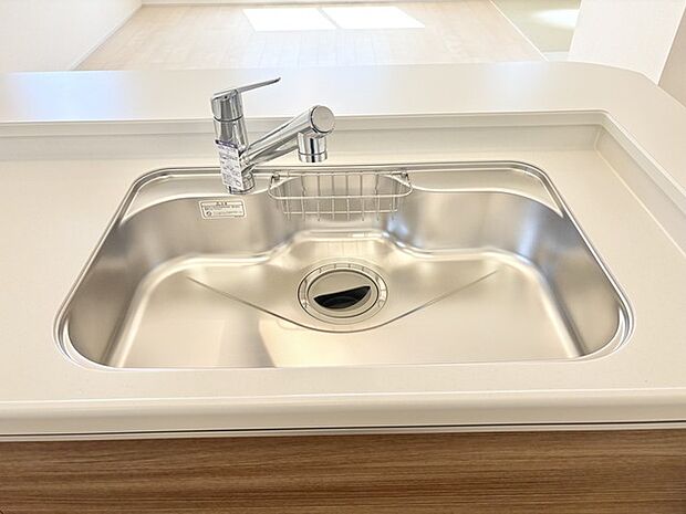 清らかな光沢が、空間に上品な広がりをもたらします。