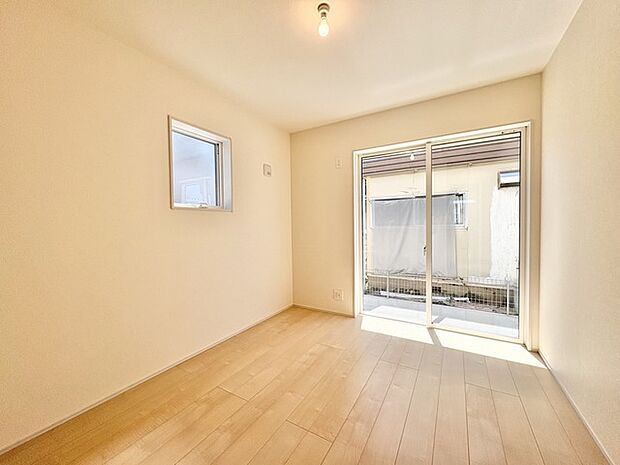 温かな光が心地よい、広々とした空間。