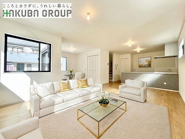 木目調の床に自然光が心地よく広がる、開放感あふれる空間 ※本画像はCGで作成しており、実際に現地に家具は置かれておりません。また、価格に家具は含まれておりません。