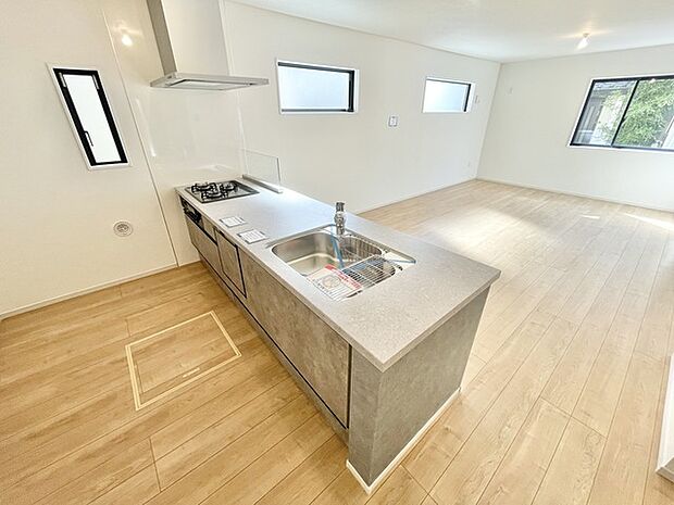 対面タイプなら、キッチン内にいながらご家族やお客様との会話が楽しめます。 