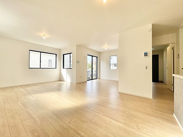 広々とした空間に、柔らかな光が心地よく広がる住まい。