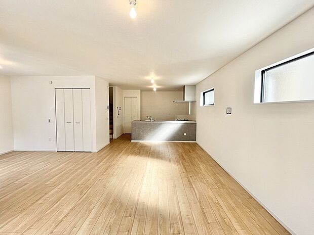 温もりある床材が、開放的な空間に心地よい広がりをもたらします