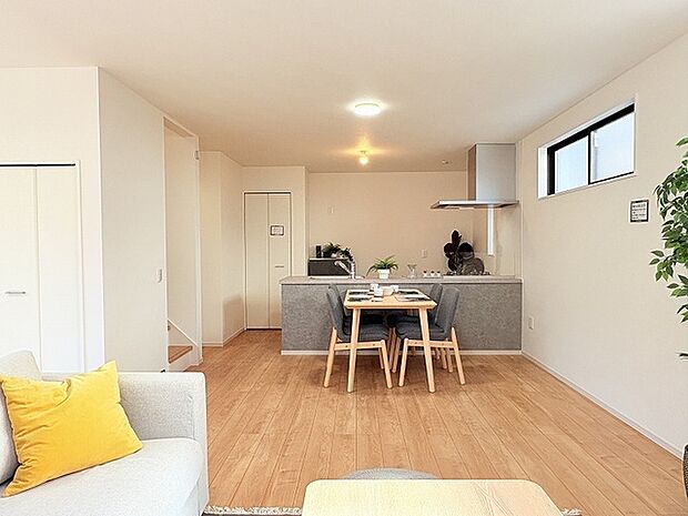 フラットトップのキッチンが広が