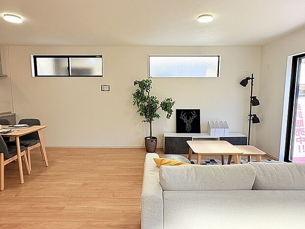 ご家族みんながゆったりくつろげる広々リビング。 